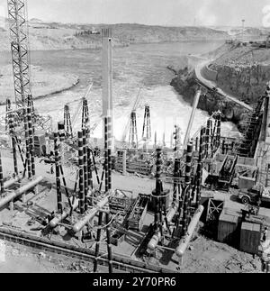 LE BARRAGE D'ASSOUAN APPROCHE DE L'ACHÈVEMENT ASSOUAN, EN ÉGYPTE ; Une vue de la centrale électrique du haut barrage d'Assouan. 28 janvier 1968 Banque D'Images