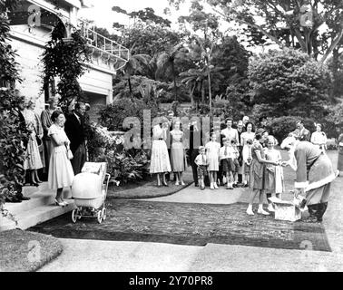 LA REINE DE LA NOUVELLE REINE ZEALANDTHE et LE DUC D'ÉDIMBOURG regardent le Père Noël distribuer des cadeaux aux enfants à Government House à Auckland. Le Père Noël a également présenté à la reine une poussette de poupées et un train à ramener à la princesse Anne et au prince Charles le 30 décembre 1953 Banque D'Images