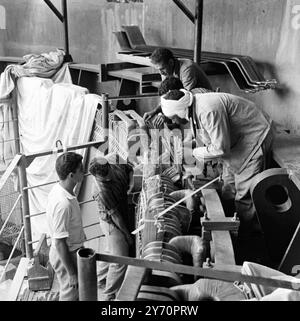 LE BARRAGE D'ASSOUAN APPROCHE DE SON ACHÈVEMENT ASSOUAN, EGYPTE ; Egyptiens et Russes travaillant à l'installation d'une turbine à la centrale. 28 janvier 1968 Banque D'Images