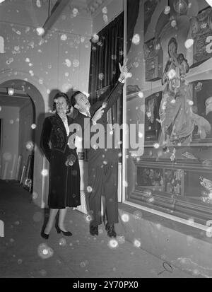 Salvador Dali et son épouse Gala discutent de son œuvre d'art 'la Grande Madone de Port Lligat' à la Galerie Lefevre à Mayfair, London2 décembre 1951 Banque D'Images