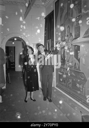 Salvador Dali et son épouse Gala discutent de son œuvre d'art 'la Grande Madone de Port Lligat' à la Galerie Lefevre à Mayfair, London2 décembre 1951 Banque D'Images