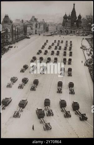 L'ARMÉE SOVIÉTIQUE PARADE À L'ANNIVERSAIRE DE LA RÉVOLUTION. Un grand défilé de la force militaire de l'union soviétique est passé devant Joseph Staline, Molotov et d'autres dirigeants soviétiques sur la place Rouge à Moscou, en l'honneur du 22ème anniversaire de la révolution d'octobre. Le défilé dura deux heures et parmi ceux qui l'observèrent se trouvaient Litvinov, apparemment revenu en faveur, et des délégués finlandais prenant part aux pourparlers avec les Soviétiques. PHOTO MONTRE : artillerie lourde motorisée traversant la place Rouge dans le défilé. 17 novembre 1939 Banque D'Images