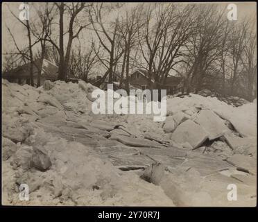 IL A ÉTÉ FROID EN AMÉRIQUE, AUSSI. LA GLACE MENACE LES MAISONS. LA PHOTO MONTRE:- D'énormes gâteaux de glace ont débarqué à Grand View Beach, Michigan, sur la rive sud du lac Érié. Sans les arbres, les chalets auraient été écrasés. 27 janvier 1940 Banque D'Images