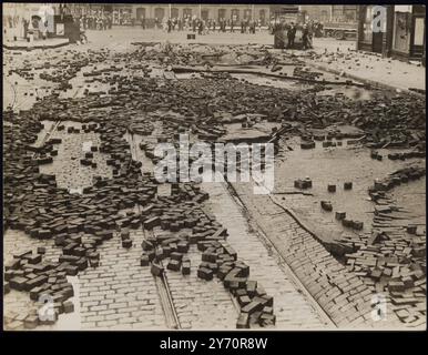 PLUS DE BOMBES SUR LONDRES MONTRE AREAPHOTO : débris sur la route après que d'autres bombes soient tombées dans la région de Londres lors de raids aériens renouvelés dans lesquels peu de dégâts ont été faits. 7 septembre 1940 Banque D'Images