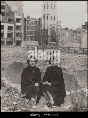 LES INFIRMIÈRES AMÉRICAINES REGARDENT LA VILLE ENDOMMAGÉE PAR LA BOMBE MONTRE DES PHOTOS : deux infirmières américaines de Kansas City USA maintenant à Londres, ont visité certaines des zones bombardées de la ville de Londres. Ici, ils sont vus assis parmi les débris des bâtiments bombardés -où des fleurs peuvent également être vues grandir. Il s'agit du sous-lieutenant Marion Cross (à gauche) et du sous-lieutenant Dorothy Downs. 15 septembre 1942 Banque D'Images