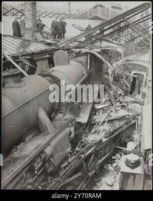 QUATRE MORTS DANS LE CRASHPour les gens sont connus pour avoir été tués et de nombreux blessés quand un train express s'est écrasé contre un autre moteur et l'arrière d'un train devant. La collision qui s'est produite à la gare de Bletchley (Bucks) a détruit une partie des bâtiments de la gare. LA PHOTO MONTRE:- les moteurs naufragés et la station après la collision. 14 octobre 1939 Banque D'Images