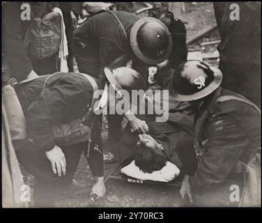 SAUVÉ VIVANT D'Un HOMEPHOTO BOMBARDÉ MONTRE:- un homme blessé sauvé d'une maison bombardée dans la région de Londres recevant l'attention d'un gardien de précautions d'Air RAID et des membres d'un groupe de civière après son retrait de l'épave. 21 octobre 1940 CENS0R no 84545 Banque D'Images