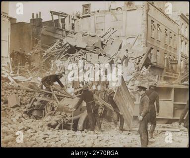 ESCOUADE DE SAUVETAGE AU TRAVAIL APRÈS UN RAID DE JOUR. Ces photos ont été prises alors que des bombes ont été larguées aveuglément sur des civils dans la région de Londres par des raids allemands de jour. LA PHOTO MONTRE:- les secouristes au milieu des débris des maisons quelques minutes après la chute des bombes. 8 octobre 1940 CENSEUR No 79316 Banque D'Images