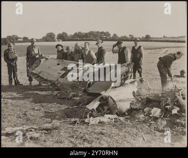 MESSERSCHMITT EST ABATTU EN FLAMMES LORS DE BATAILLES SUR LE SUD-EST. Au moins 24 avions ennemis ont été abattus lors de batailles féroces avec des raids allemands au-dessus du sud-est de l'Angleterre. Douze avions britanniques ont été perdus, mais les pilotes de quatre sont en sécurité. LA PHOTO MONTRE:- L'épave d'un Messerschmitt 109 qui a été abattu en flammes au-dessus du sud-est de l'Angleterre. Le pilote a renfloué en parachute. 29 août 1940 Banque D'Images