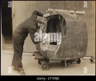 LES EXPERTS BRITANNIQUES APPRENNENT LES SECRETS DES AVIONS DE GUERRE NAZIS. Le secret des principaux types d'avions allemands ont été révélés aux experts britanniques qui ont étudié des spécimens des avions nazis abattus dans des combats aériens et maintenant à une station de la Royal Air Force en Angleterre. LA PHOTO MONTRE:- inspectant le réservoir d'essence auto-obturant récupéré d'un bombardier Junkers 88. 2 octobre 1940 CENSEUR NO 77375 Banque D'Images