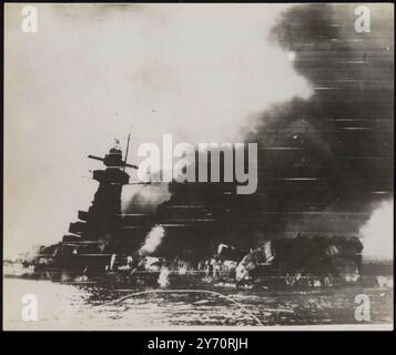 LES FLAMMES AMÈNENT LE CUIRASSÉ DE POCHE À LA FIN IGNOMINIEUSE. PHOTOS RADIOPHONIQUES : le cuirassé de poche allemand 'Admiral Graf Spee' s'embrasa de la tige à la poupe après que son commandant, le capitaine Langsdorf, l'eut sabordé au large de Montevideo, en Uruguay, plutôt que de livrer bataille aux navires de guerre britanniques en attente désireux de terminer la déroute qui avait conduit le cuirassé à l'abri. 20 décembre 1939 Banque D'Images