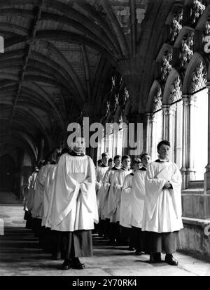 Les membres du chœur traversent le cloître de l'abbaye de Westminster , Londres , depuis la Song School où ils répétaient aujourd'hui pour une émission télévisée le jour de Noël . On les verra chanter à l'Abbaye au début de l'émission d'une demi-heure précédant l'émission de Noël de la Reine , qui sera télévisée cette année pour la première fois . - - 12 décembre 1957 Banque D'Images