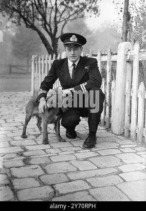 Meilleur homme au mariage royal. Une nouvelle photo du 3ème marquis de Milford Haven, OBE, DSC, âgé de 28 ans, qui sera le meilleur homme du lieutenant Philip Mountbatten, RN, lors de son mariage avec SAR la princesse Elizabeth à l'abbaye de Westminster le 20 novembre. Lui et l'époux royal sont cousins germains et sont des amis proches depuis l'enfance. Tous deux sont les neveux du vicomte Mountbatten de Birmanie. Le marquis fait ses études au Royal Naval College de Dartmouth et entre dans la Royal Navy en tant qu'aspirant en 1937. Sa résidence londonienne est au palais de Kensington. SPECTACLES : le marquis de Milford Haven h Banque D'Images