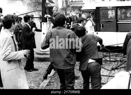 DES ÉTUDIANTS AFFRONTENT LA POLICE À PARISRioting des étudiants ont lancé toutes sortes de missiles sur une camionnette de police lors d'une manifestation de masse d'étudiants dans le quartier All Latin ici aujourd'hui. Répondant à un appel de l'union nationale des étudiants français, ils se sont rassemblés par milliers dans la région pour soutenir les huit étudiants menacés d'être licenciés de l'Université après les troubles de vendredi dernier. 6 mai 1968 Banque D'Images