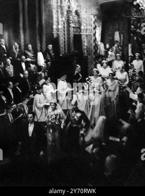 Le mariage royal : Détails de la cérémonie du duc de Kent et de la princesse Marina de Grèce à l'abbaye de Westminster 29 novembre 1934 . Vu ici l'épouse princesse Marina de Grèce , marchant en procession vers l'autel , soutenu par son père le prince Nicolas de Grèce , et suivi par ses demoiselles d'honneur , dirigées par la princesse Elizabeth d'York et Lady Mary Cambridge , Londres , Angleterre . 1er décembre 1934 Banque D'Images