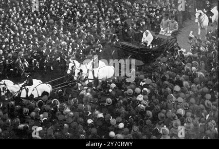 Le mariage de la princesse Patricia et du commandant Alexander Ramsay 27 février 1919 , départ de l'abbaye de Westminster , la mariée et mariée conduisant à travers la foule vaste et réjouissante , Londres , Angleterre . 8 mars 1919 Banque D'Images