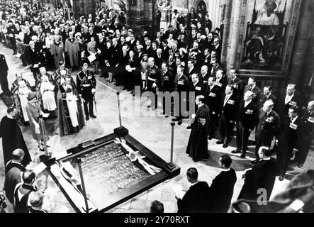 Dévoilement de la pierre commémorative Sir Winston Churchill à l'abbaye de Westminster . Debout devant la pierre avec des dignitaires de l'église est la reine et le duc d'Édimbourg. Face au Duke Stand Lady Spencer-Churchill et Mr Randolph Churchill 19 septembre 1965 Banque D'Images