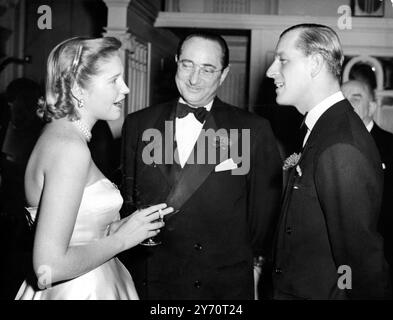 Duke rencontre Ava et Frankie le duc d'Édimbourg a passé une soirée avec des stars de la scène et du cinéma de Grande-Bretagne et d'Amérique quand il a assisté à un dîner à l'Empress Club , Dover Street , Londres , aux artistes qui doivent prendre part à un Gala Midnight Matinee au London Coliseum lundi . La Matinee , à laquelle participeront le duc et la princesse Elizabeth , est parrainée par le Variety Club de Grande-Bretagne en aide à la National Playing Fields Association , dont le duc est le président . Photos : le duc d'Édimbourg dans une conversation souriante avec Mlle Sharman Douglas à l'impératrice Cl Banque D'Images