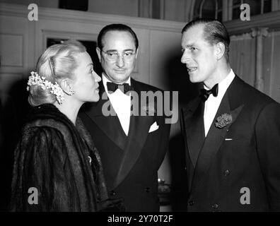 Le duc d'Édimbourg a passé une soirée avec des stars de la scène et du cinéma de Grande-Bretagne et d'Amérique quand il a assisté à un dîner à l'Empress Club , Dover Street , Londres , aux artistes qui doivent prendre part à un Gala Midnight Matinee au London Coliseum lundi . La Matinee , à laquelle participeront le duc et la princesse Elizabeth , est parrainée par le Variety Club de Grande-Bretagne en aide à la National Playing Fields Association , dont le duc est le président . Photos : le duc d'Édimbourg discutant avec Dorothy Kirsten, star du Metropolitan Opera, lors du dîner donné à l'Empress Club , Banque D'Images