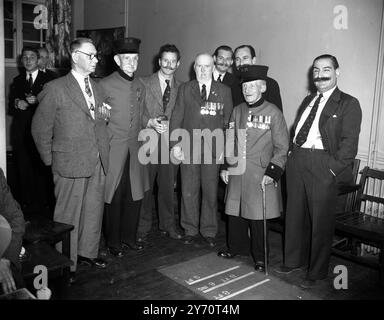 Des membres du club de guidons , dont Raymond Glendening , leur président , ont visité le Victory Club (ex-services) , à Seymour Street , Marble Arch , Londres , pour un match de fléchettes contre l'équipe du club . Une fléchette de quatre pieds a été mise à disposition pour le match. - Photos : Chelsea retraités, STG Simmons , fin de la Brigade des fusils , 77 ans & Ste JH Davey 83 ans , M. Edward Hooker , de Hearne Hill , avec sa moustache au guidon de 9 1/3 pouces , Raymond Glendening et d'autres . - 18 juillet 1949 Banque D'Images