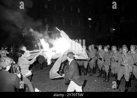 Rome : des étudiants portent en hauteur une effigie brûlante du président Charles de Gaulle qu'ils jetèrent sur la police anti-émeute le 31 mai 1968 lors de batailles dans la capitale italienne. Après une bataille de rue, la police a dispersé les émeutiers , les étudiants et les communistes Banque D'Images