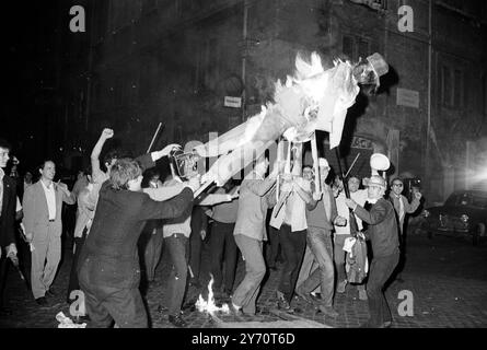 Rome : des étudiants portent en hauteur une effigie brûlante du président Charles de Gaulle qu'ils jetèrent sur la police anti-émeute le 31 mai 1968 lors de batailles dans la capitale italienne. Après une bataille de rue, la police a dispersé les émeutiers , les étudiants et les communistes Banque D'Images