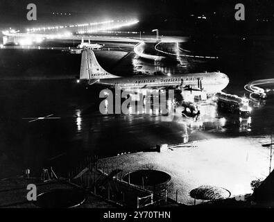 L'aéroport de Prestwick , centre d'une querelle domestique écossaise , est une ruche d'activité de jour comme de nuit . A travers son terrain d'atterrissage , par tous les temps rugissent les avions d'une demi-douzaine de compagnies aériennes internationales . Canadien britannique , américain , néerlandais , français et scandinave . Vu à l'aéroport de Prestwick à minuit , avec le reflet étincelant du tarmac la myriade de lumières d'atterrissage qui tournent . 18 janvier 1950 Banque D'Images