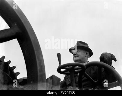 Machines agricoles : M. Chris Lambert , de Horsmonden , Kent , était un entrepreneur de transport de vapeur . Une plus grande partie de son travail était le labour à vapeur - où deux moteurs de traction tractaient une charrue sur un acier de haut en bas de la terre. 9 juin 1949 Banque D'Images