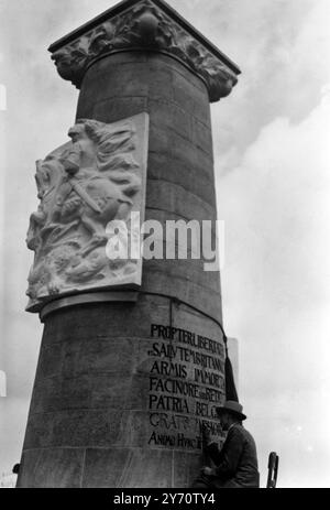 Le monument à Hertain , érigé en Belgique en l'honneur des troupes britanniques qui ont participé à la libération du pays , est presque achevé et la cérémonie d'inauguration aura lieu le 17 juillet . Y participeront sa Majesté la Reine Elizabeth de Belgique et de nombreuses personnalités civiles et militaires . Vu ici un artiste met la touche finale au lettrage sur le monument aux troupes britanniques à Hertain. 16 juillet 1949 Banque D'Images