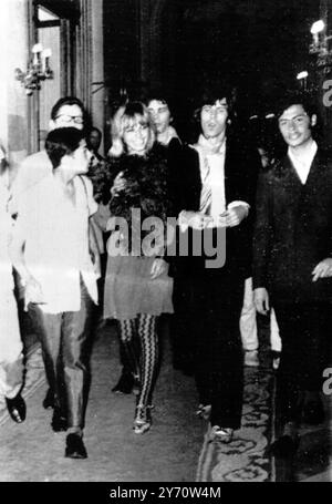 Keith Richards (2ème à partir de la droite) entre hier dans l'hôtel Bolivar avec Anita Pallenberg ici, après que lui et un collègue du groupe pop Rolling Stones Mick Jagger (absent de la photo) aient été expulsés d'un autre hôtel de la capitale péruvienne , l'hôtel Crillon , pour avoir refusé de se conformer à la demande de la direction de s'habiller plus convenablement . 18 janvier 1969 Banque D'Images