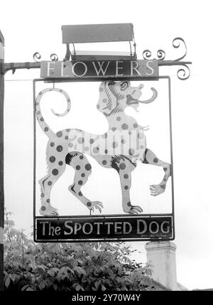 Pub signe '' le chien tacheté '' Penshurst , Kent . 10 juillet 1963 Banque D'Images