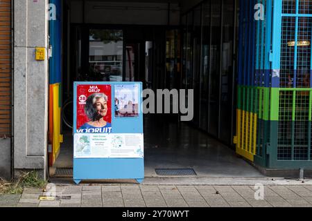 Anvers, Belgique. 27 septembre 2024. Des affiches électorales sont vues dans le quartier de Borgerhout à Anvers le vendredi 27 septembre 2024. Le 13 octobre, la Belgique organise des élections locales pour élire de nouveaux conseils municipaux et maires. BELGA PHOTO WARD VANDAEL crédit : Belga News Agency/Alamy Live News Banque D'Images