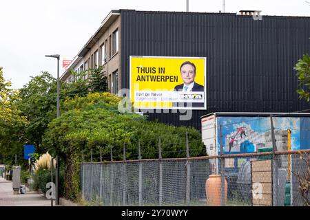 Anvers, Belgique. 27 septembre 2024. Des affiches électorales sont visibles dans le district de Deurne à Anvers le vendredi 27 septembre 2024. Le 13 octobre, la Belgique organise des élections locales pour élire de nouveaux conseils municipaux et maires. BELGA PHOTO WARD VANDAEL crédit : Belga News Agency/Alamy Live News Banque D'Images