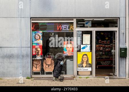 Anvers, Belgique. 27 septembre 2024. Des affiches électorales sont visibles dans le district de Deurne à Anvers le vendredi 27 septembre 2024. Le 13 octobre, la Belgique organise des élections locales pour élire de nouveaux conseils municipaux et maires. BELGA PHOTO WARD VANDAEL crédit : Belga News Agency/Alamy Live News Banque D'Images