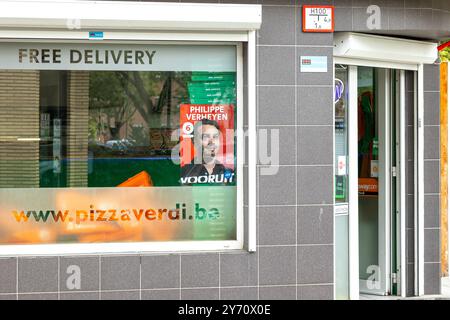 Anvers, Belgique. 27 septembre 2024. Des affiches électorales sont visibles dans le district de Deurne à Anvers le vendredi 27 septembre 2024. Le 13 octobre, la Belgique organise des élections locales pour élire de nouveaux conseils municipaux et maires. BELGA PHOTO WARD VANDAEL crédit : Belga News Agency/Alamy Live News Banque D'Images