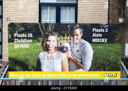 Anvers, Belgique. 27 septembre 2024. Des affiches électorales sont visibles dans le district de Deurne à Anvers le vendredi 27 septembre 2024. Le 13 octobre, la Belgique organise des élections locales pour élire de nouveaux conseils municipaux et maires. BELGA PHOTO WARD VANDAEL crédit : Belga News Agency/Alamy Live News Banque D'Images