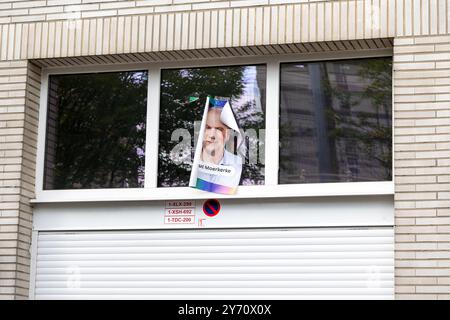 Anvers, Belgique. 27 septembre 2024. Des affiches électorales sont vues dans le quartier de Borgerhout à Anvers le vendredi 27 septembre 2024. Le 13 octobre, la Belgique organise des élections locales pour élire de nouveaux conseils municipaux et maires. BELGA PHOTO WARD VANDAEL crédit : Belga News Agency/Alamy Live News Banque D'Images