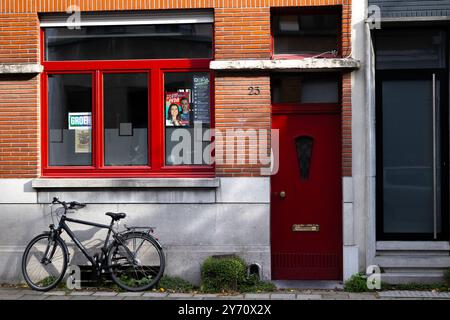 Anvers, Belgique. 27 septembre 2024. Des affiches électorales sont vues dans le quartier de Borgerhout à Anvers le vendredi 27 septembre 2024. Le 13 octobre, la Belgique organise des élections locales pour élire de nouveaux conseils municipaux et maires. BELGA PHOTO WARD VANDAEL crédit : Belga News Agency/Alamy Live News Banque D'Images