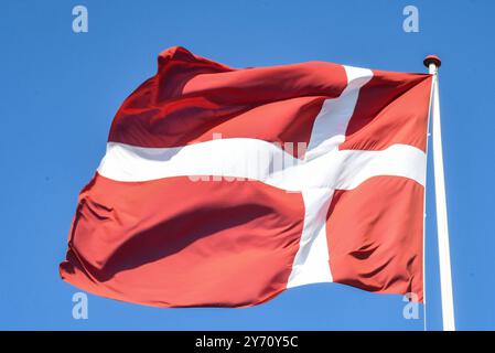 Die daenische Fahne weht beim Geocenter auf der Insel Mon. Der Dannebrog zaehlt zu den aeltesten Flaggen der Welt und existiert bereits seit dem 13. Jahrhundert. *** Le drapeau danois flotte au Geocenter sur l'île de mon le Dannebrog est l'un des plus anciens drapeaux du monde et existe depuis le 13ème siècle Banque D'Images