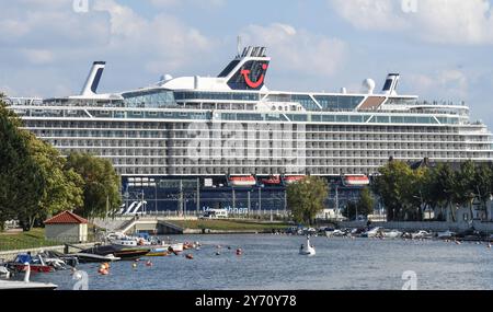 Ein Kreuzfahrtschiff riesig wie ein Strassenzug, liegt im Hafen in Rostock- Warnemuende . *** Un bateau de croisière aussi énorme qu'une rue est amarré dans le port de Rostock Warnemuende Banque D'Images