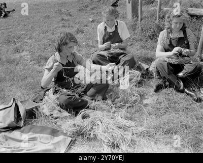 École de ferme , Sissinghurst , Walthamstow Hall School Girls - démêler les nœuds de ficelle .. 1er janvier 1946 Banque D'Images