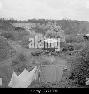 Caravane et Blossom . Un chariot de lecture traditionnel au milieu d'un camp gitan à Ruxley , Kent - 28 avril 1947 Banque D'Images