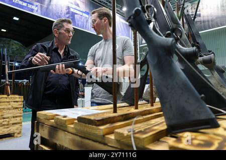 Leipzig, Allemagne. 27 septembre 2024. Deux hommes parlent d'un fusil Bergara BA 13 TD Break-action sur le stand d'un marchand de fusils de chasse au salon 'Jagd & Angeln 2024' à Agra. Du 27 au 29 septembre 2024, environ 250 exposants présenteront tout pour les chasseurs et les pêcheurs. En plus d'une large gamme d'armes, d'optiques et d'équipements, il y aura également de nombreuses démonstrations telles que des spectacles aériens, des exercices de tir et des chevaux de dos. Crédit : Jan Woitas/dpa/ZB/dpa/Alamy Live News Banque D'Images