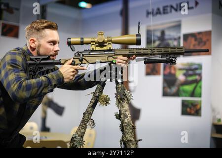 Leipzig, Allemagne. 27 septembre 2024. Un homme regarde à travers le viseur télescopique du fusil de précision Haenel LR/ONE Blick sur le stand du fabricant d'armes à feu de Thuringe au salon 'Jagd & Angeln 2024' à Agra. Du 27 au 29 septembre 2024, environ 250 exposants présenteront tout pour les chasseurs et les pêcheurs. En plus d'une large gamme d'armes, d'optiques et d'équipements, il y aura également de nombreuses démonstrations telles que des spectacles aériens, des exercices de tir et des chevaux de dos. Crédit : Jan Woitas/dpa/Alamy Live News Banque D'Images