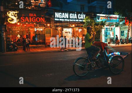 Vie nocturne dans les rues et les routes en ville en Asie. Nha Trang, Vietnam - 20 août 2024 Banque D'Images