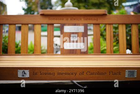 Un banc de prévention du suicide est dévoilé à la mémoire de Caroline Flack après avoir été installé par l’organisme de bienfaisance Legend on the Bench au Tottenham Community Sports Centre dans le nord de Londres. Caroline s'est suicidé à l'âge de 40 ans le 15 février 2020. Date de la photo : vendredi 27 septembre 2024. Banque D'Images
