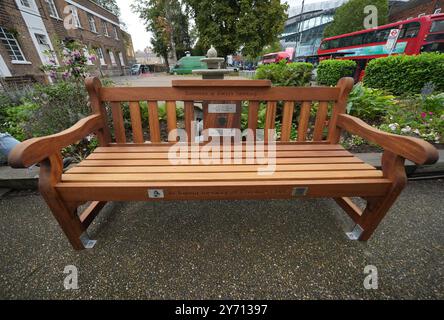 Un banc de prévention du suicide est dévoilé à la mémoire de Caroline Flack après avoir été installé par l’organisme de bienfaisance Legend on the Bench au Tottenham Community Sports Centre dans le nord de Londres. Caroline s'est suicidé à l'âge de 40 ans le 15 février 2020. Date de la photo : vendredi 27 septembre 2024. Banque D'Images