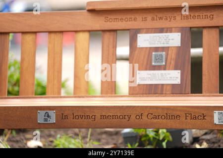 Un banc de prévention du suicide est dévoilé à la mémoire de Caroline Flack après avoir été installé par l’organisme de bienfaisance Legend on the Bench au Tottenham Community Sports Centre dans le nord de Londres. Caroline s'est suicidé à l'âge de 40 ans le 15 février 2020. Date de la photo : vendredi 27 septembre 2024. Banque D'Images