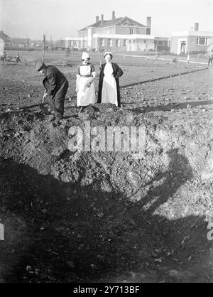 Dégâts causés par un raid aérien à la maternité de Barnhurst . 1942 Banque D'Images