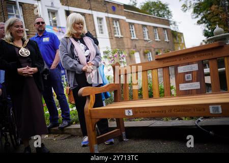 Christine Flack (au centre), la mère de Caroline Flack, lors du dévoilement d’un banc de prévention du suicide à la mémoire de Caroline Flack installé par l’organisme de bienfaisance Legend on the Bench au Tottenham Community Sports Centre au nord de Londres. Caroline s'est suicidé à l'âge de 40 ans le 15 février 2020. Date de la photo : vendredi 27 septembre 2024. Banque D'Images